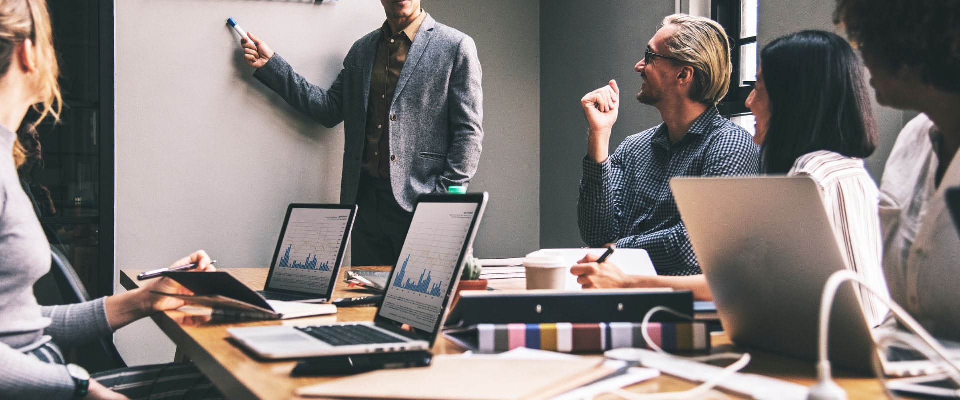 Un grupo de personas en una junta empresarial 