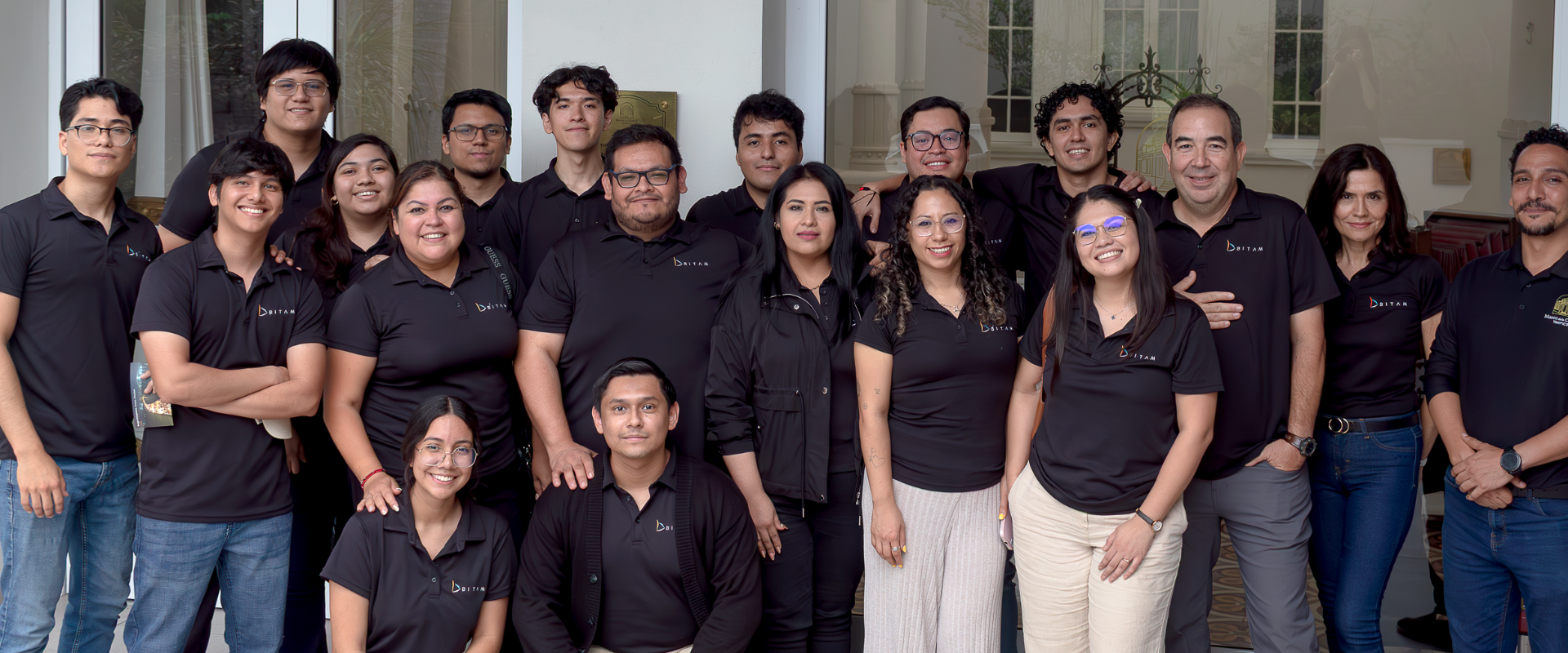 Un grupo de personas posando para la cámara 