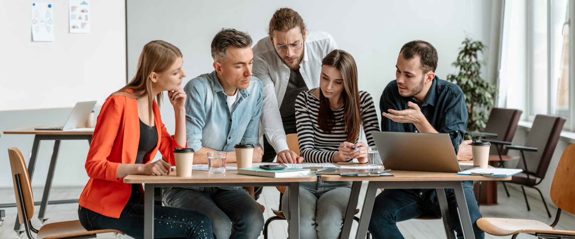 Un grupo de personas debatiendo 