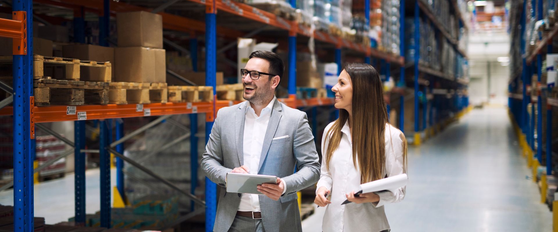 Dos personas en un almacén 