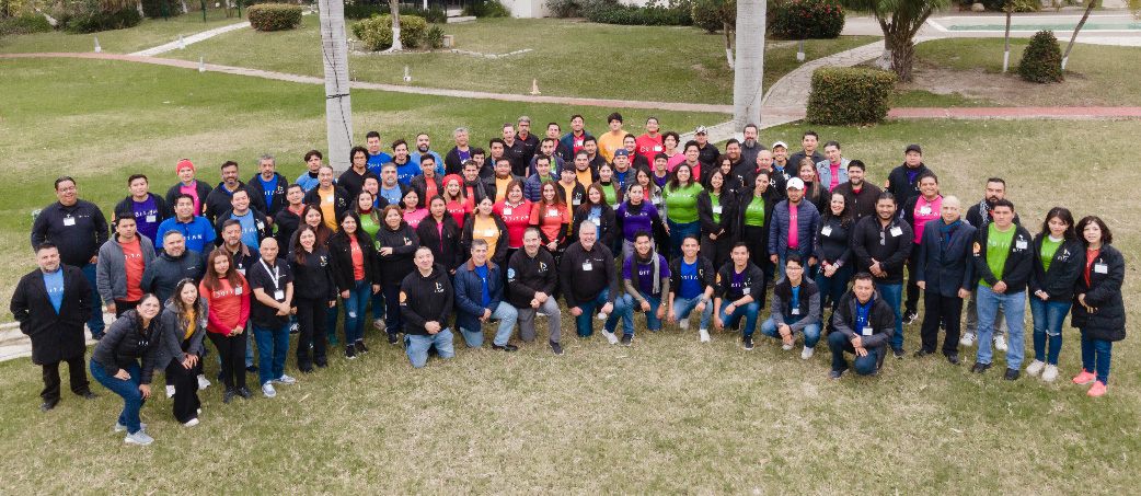 Un grupo de personas posando a la cámara
