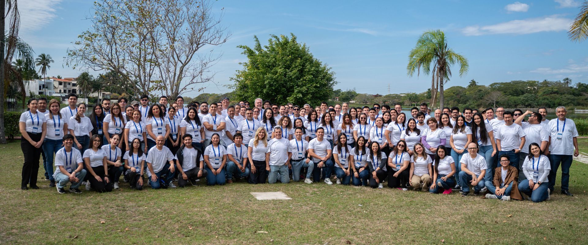 Un grupo de personas sonriendo 
