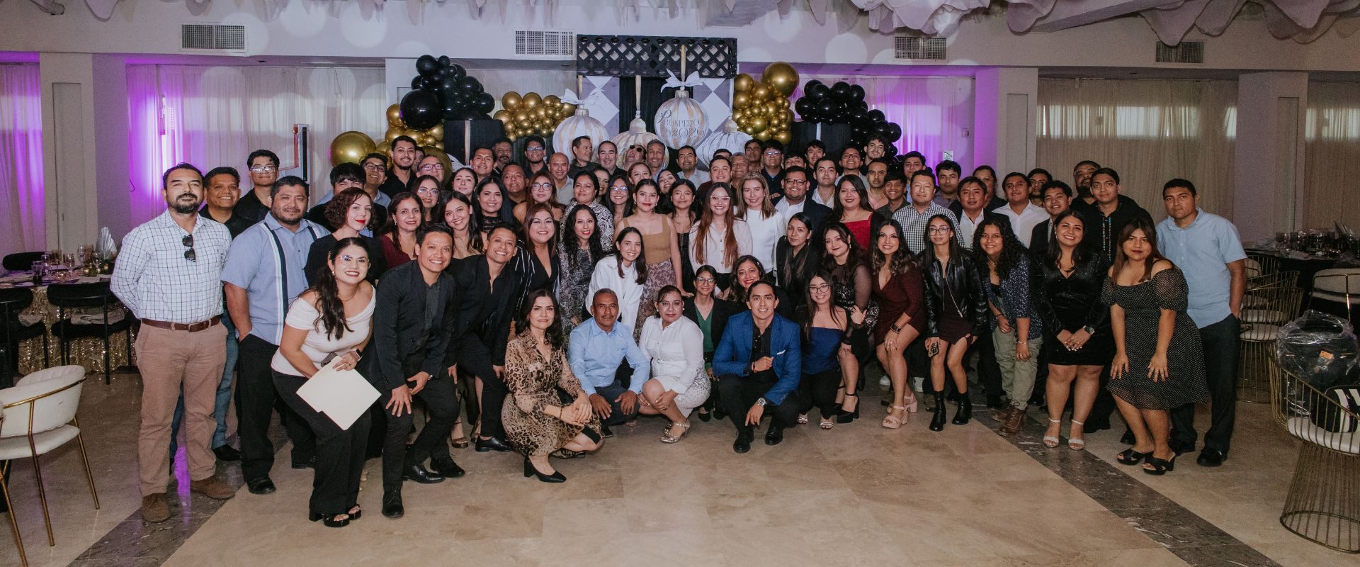 Un grupo de personas posando frente a la cámara