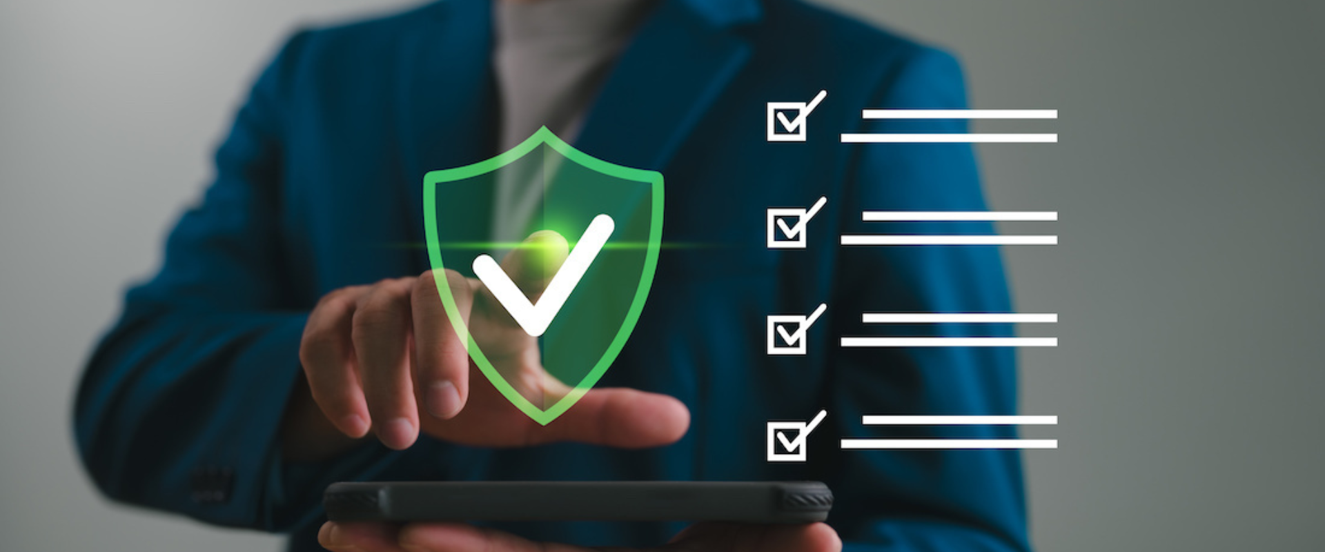 Una persona con una tablet en mano 